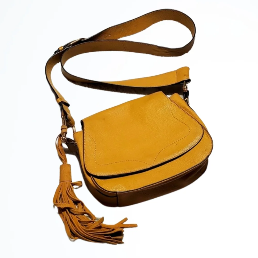 Vince Camuto Caramel Tal Crossbody Leather Saddle Purse w Horseshoe Hardware - Picture 1 of 11